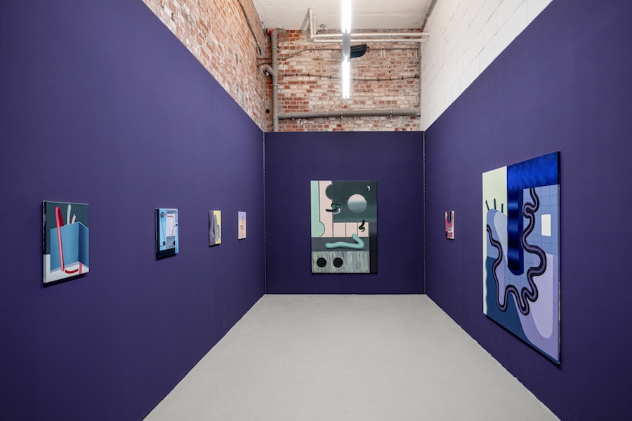 Vue de l'exposition personnelle "Shiny Shiny" de l’artiste Anna Nero, à She BAM!, Leipzig