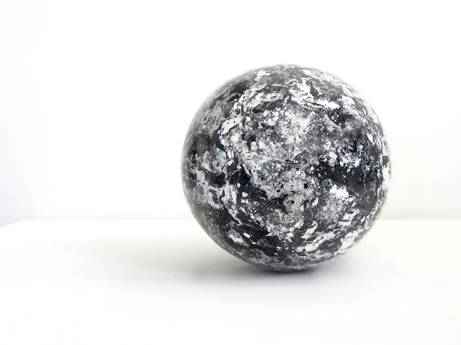 Celia Nkala, Objets présents (ou melancolie IV), 2019. Cire, cendre – diam 30 cm