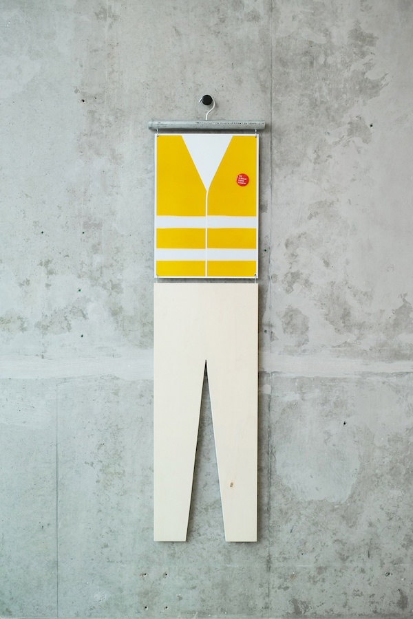 Dominique Mathieu, Panoplie - l’activiste | 2019 tôle émaillée, contreplaqué de peuplier, tube en acier galvanisé, crochet en aluminium, vis piton, badge (vivre en travaillant ou mourir en combattant) 155 x 40,5 cm ed. 3 courtesy Salle Principale, Paris