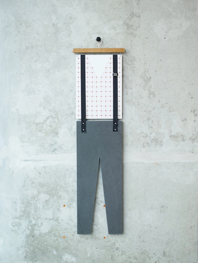 Dominque Mathieu, Panoplie – le paysan | 2019 tôle émaillée, MDF teinté noir, crochet en aluminium, cuir, vis piton badge (conviviale est la société où l’homme contrôle l’outil) 155 x 40,5 cm ed. 3 courtesy Salle Principale, Paris