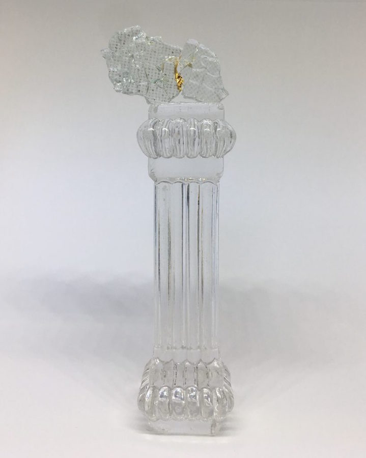 Marion Catusse, Résilience, 12 x 3 x 3 cm, Verre brisé, feuille d’or, socle de verre, 2019 Courtesy de l'artiste et Galerie Da-End