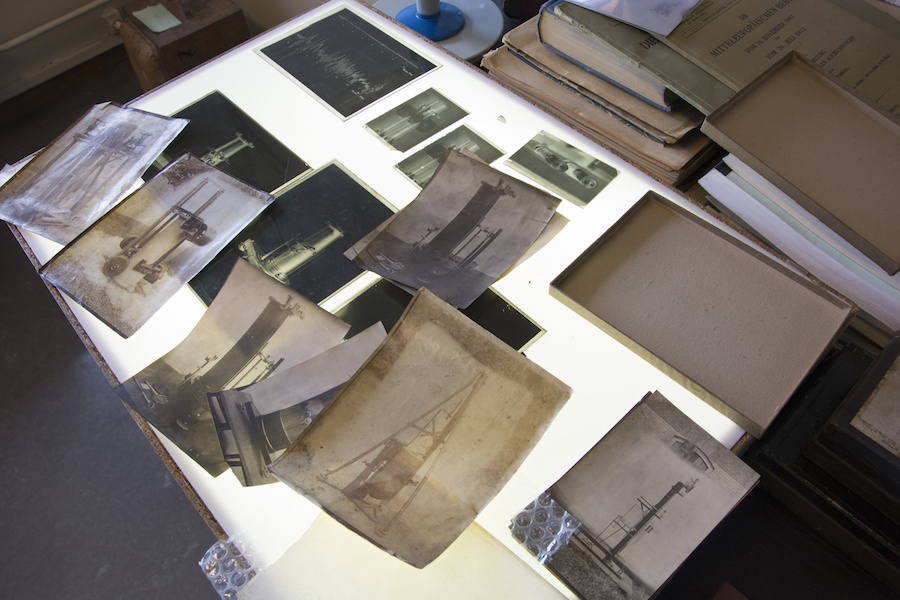 Dans les archives du musée de Sismologie, image tirée du film Réplique (c) Arno Gisinger et Nicolas Bailleul