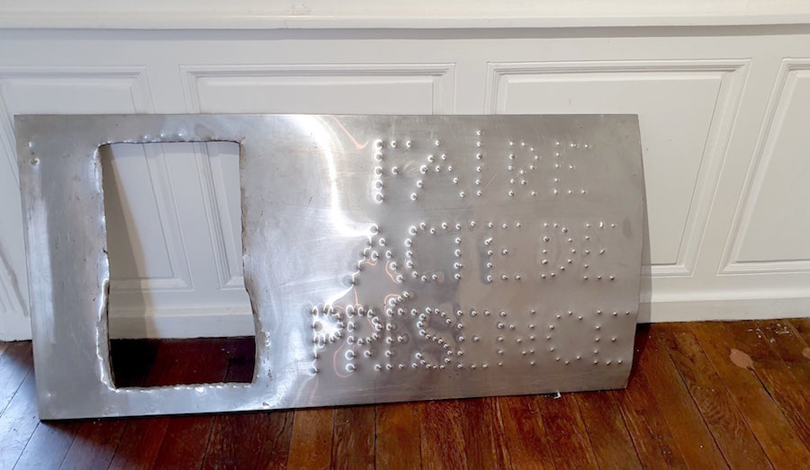 Benoît Travers, Faire acte de présence, 2016, inox, 110 x 70 x 6 cm