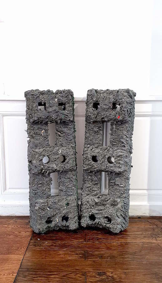 Benoît Travers, Oursons, 2019, socles plastiques et divers matériaux, dimensions variables