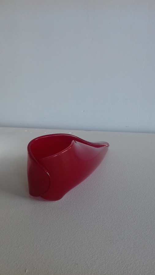 MOMIJI, entre cet automne dans la grande famille des chaussures de Christine Crozat C’est une feuille aux couleurs de l’érable qui a voyagé depuis le Japon pour s’enrouler dans un habit de verre. Réalisation: Atelier Vincent BREED Editeur: Christine Crozat VERRE soufflé 28 x7,5 x8cm 2019 Edition à 3 exemplaires