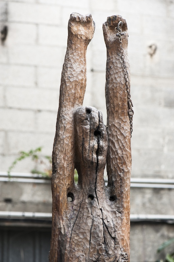 Paula Gellis, Paula Gellis Prométhée enchainé Bois et acier 2001 . Photo Fernanda Tafner
