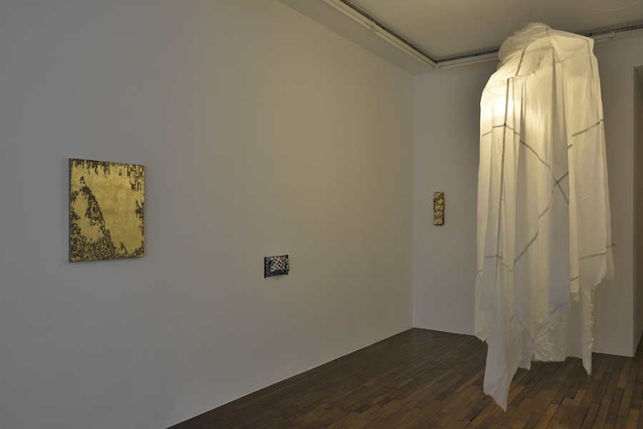 Vue de l'exposition How de Sergio Verastegui à la Galerie Thomas Bernard Cortex Athletico, Paris. Photo Rebecca Fanuele