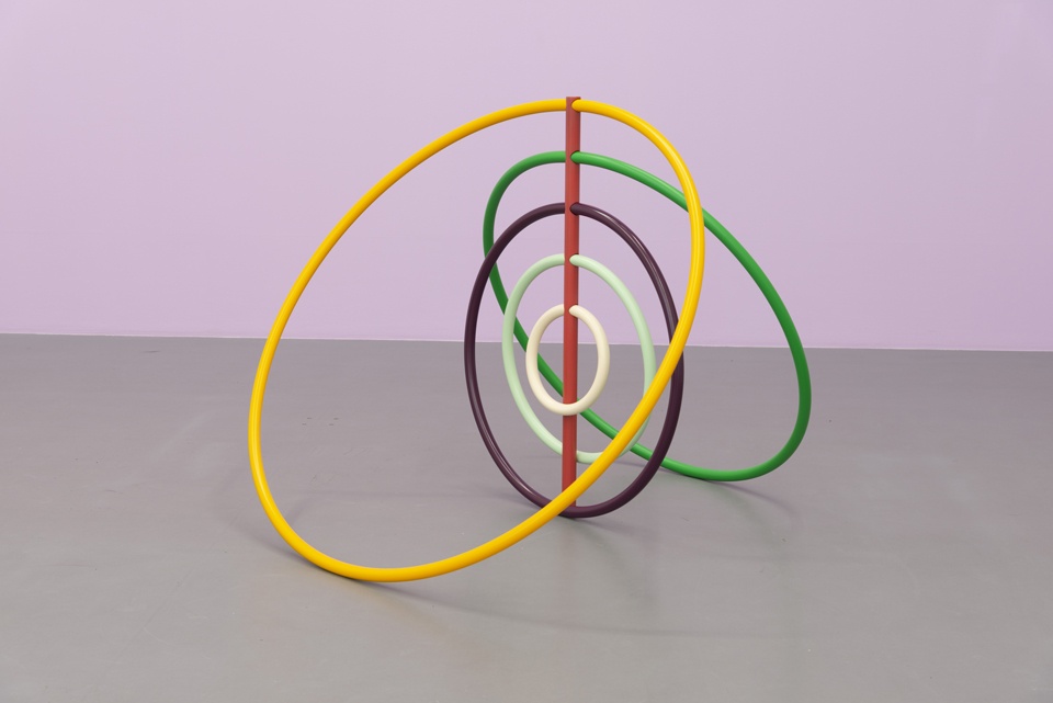Seulgi Lee, KUNDARI araignée, structure tubulaire avec cinq cercles,150 x 124 x 151 cm, 2019 collaboration avec Brice Oziel, Montreuil-sur-Ille production : La Criée centre d’art contemporain, Rennes – photo : Benoît Mauras – Seulgi Lee © Adagp, Paris 2019