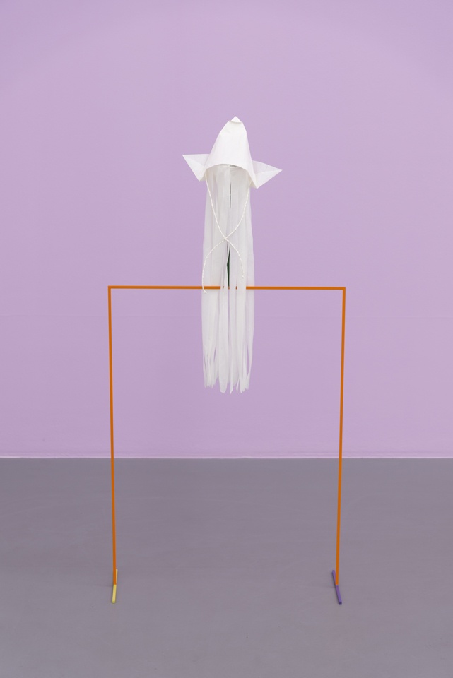 Seulgi Lee, CHUM, papier coréen, métal, 60 × 123 x 25, 2019 collaboration avec Youngchul Kim, le chaman pour Guimé, île Jéju et Yunju Chang, curateur de Wooran Foundation production : Wooran Foundation – photo : Benoît Mauras – Seulgi Lee © Adagp, Paris 2019