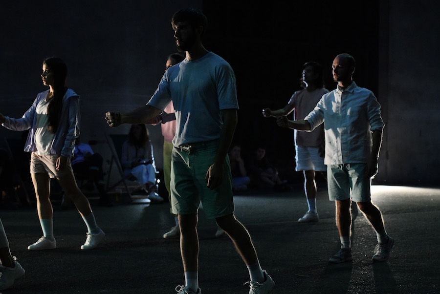 STATU, une installation vivante et performative pour 10 performeurs présentée pendant 24h sans interruption au Festival TRANSFORMES, Espace Périphérique de La Villette, 2018 © Antoine Grédai, Courtesy de SUZANNE