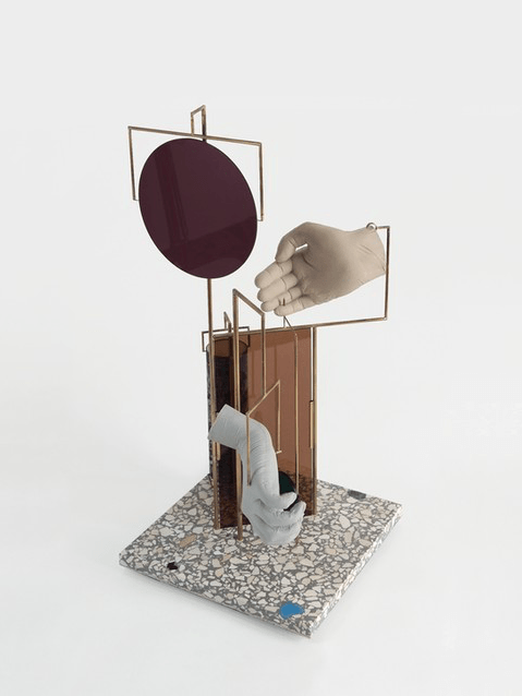 David Casini Geometrie per un canone rovesciato III 2015 Laiton, porcelaine, plexiglas, impression sur papier métal, béton poli, 53 x 25 x 25 cm. Courtesy artiste