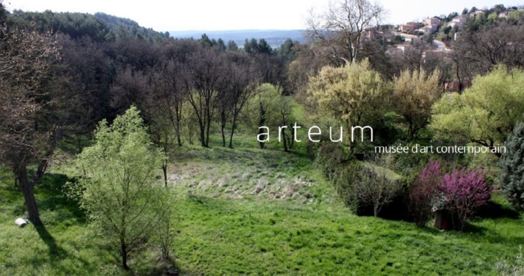 MAC ARTEUM, CHÂTEAUNEUF-LE-ROUGE Installé au 2ème étage du château de l’hôtel de ville, le Mac Arteum, au croisement des champs et des pratiques artistiques, installe son identité de lieu de culture et de création en soutenant la création contemporaine.