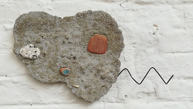 Morgane Porcheron Plages actuelles - 2019 Béton, acier, fragments de pierres et briques 42 x 24 x 4 cm et 40,5 x 21,5 x 3 cm Photo Clotilde Boitel