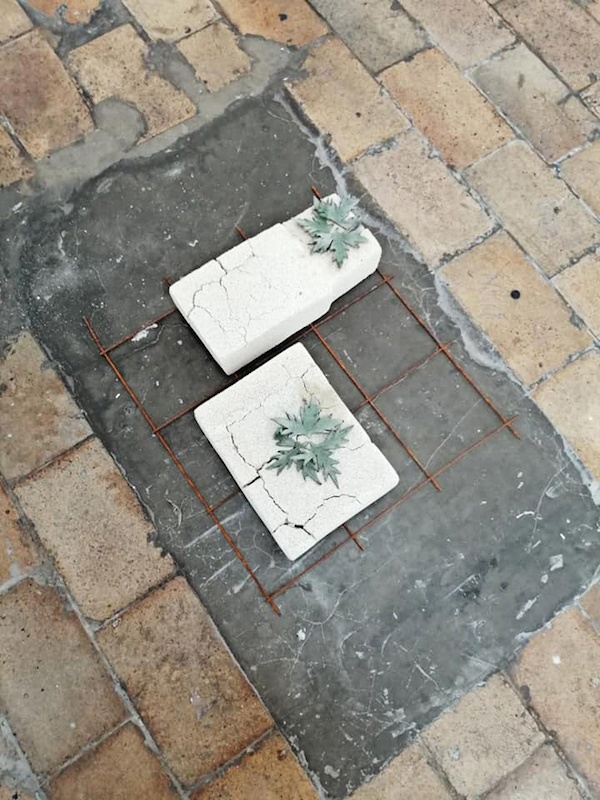 Morgane Porcheron Les sauvages (boutons d’or) - 2019 Treillis métallique, siporex, céramiques 54 x 46 cm Photo Florence Traullé