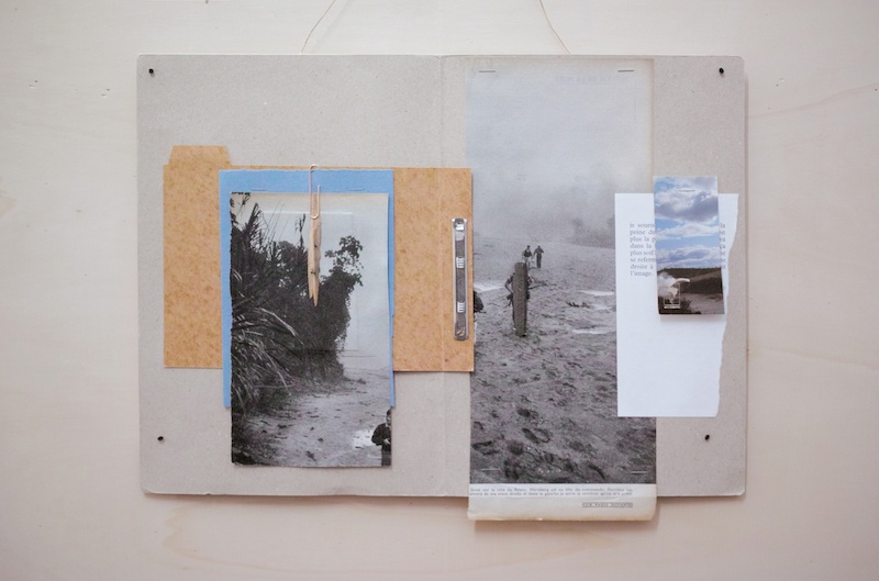 Ícaro Lira, Sans titre | 2019 carton, chemise carton, pages tirée de Paris Match (1945), ardoise, bois, trombone cuivre, page de livre L'image de Samuel Beckett, carte postale découpée 50 x 45,5 cm. Courtesy et photo Salle Principale