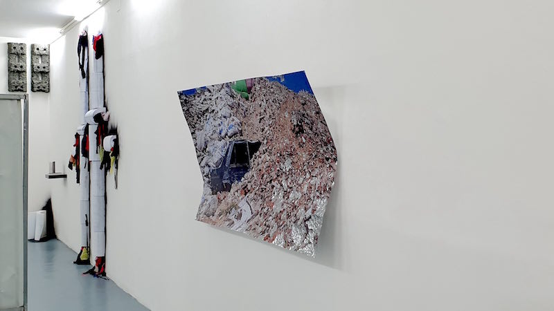 Benoit Travers, Ebrèchements brûlants, 2018, photographie, acier galvanisé, 180 x 100 x 30 cm