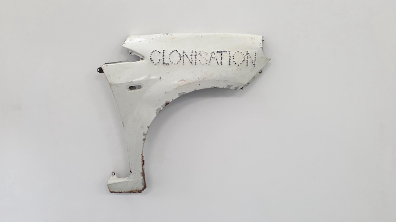 Benoit Travers, Clonisation, 2017, aile de voiture, 90 x 60 x 10 cm, Courtesy Fonds de dotation, KATAPULT, Wilfried Pasquier