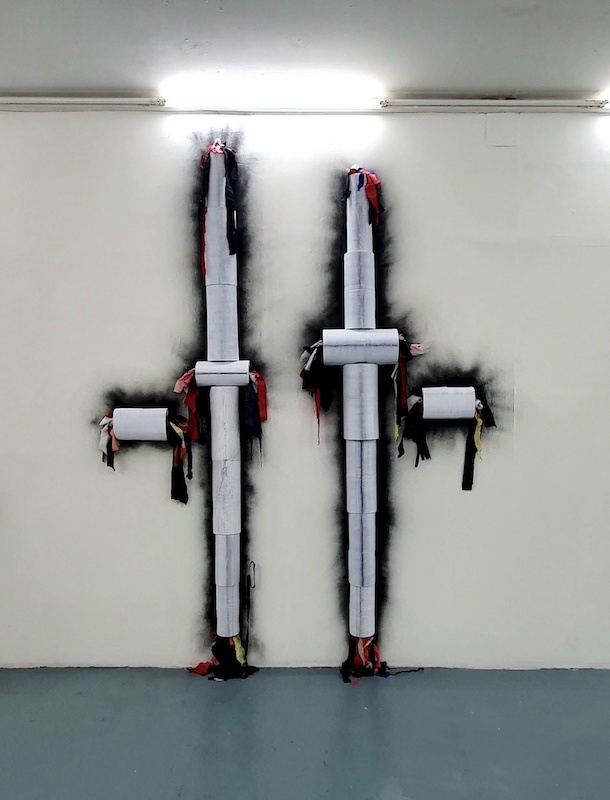 Benoit Travers, Dimensions parallèles, dimensions variables, 2019, papier, colle, tissus, lames, peinture noire, acier, dimensions variables