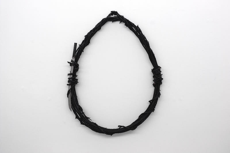 Benoit Travers, Ebrèchement cable, 2018, cable urbain tallaidé au sabre, sabre acier forgé, 122 x 94 x 12 cm