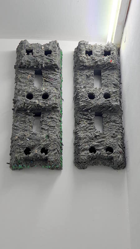Benoit Travers, Oursons, 2019, socles plastiques et divers matériaux, dimensions variables