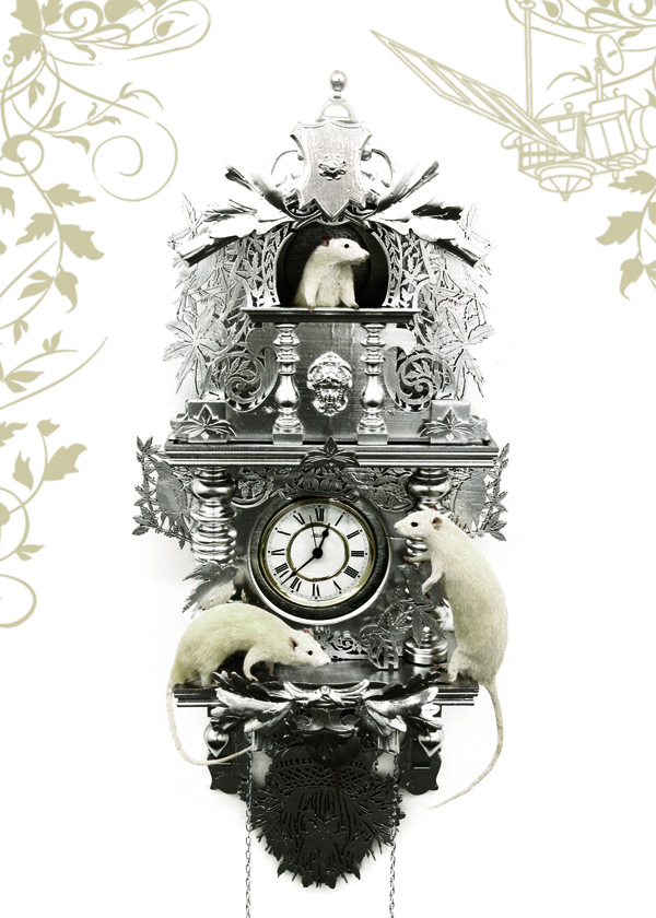 Ghyslain Bertholon, Comment j’ai tué le temps, 2009. Taxidermie, bois sculpté laqué, mécanisme d'horloge haute précision, satellite géostationnaire, horloge atomique de Frankfurt