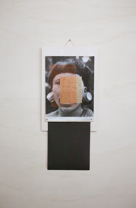 Ícaro Lira, Sans titre | 2019 bois, page tirée de Paris Match (1945), filet, feuille dorée, papier de verre, clous 70 x 30 cm. Courtesy et photo Salle Principale