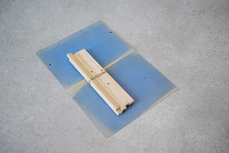 Ícaro Lira, Sans titre | 2019 bois, agrafes, cordelette, carton 48,5 x 32 x 3 cm. Courtesy et photo Salle Principale