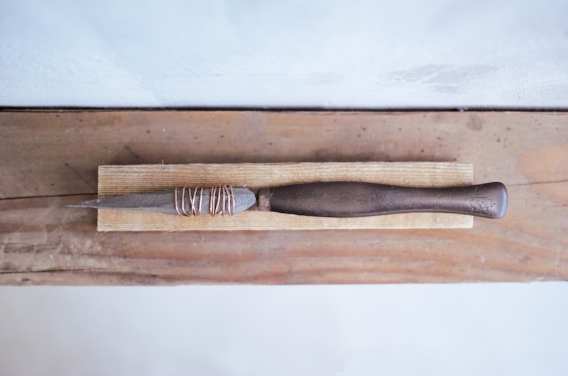 Ícaro Lira, xoxo | 2019
ardoise, cuivre, métal, bois | 22 x 3,5 x 3 cm. Courtesy et photo Salle Principale