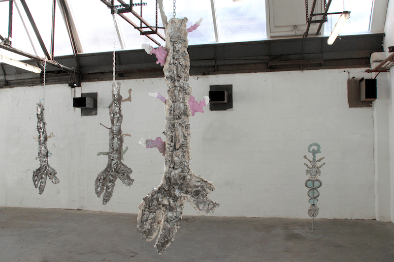 Vue de l'exposition Sourire aux anges de Jean-Baptiste Janisset, Atelier Chiffonnier Dijon. Pièces produites à South Way Studio et à l'Atelier Chiffonnier
