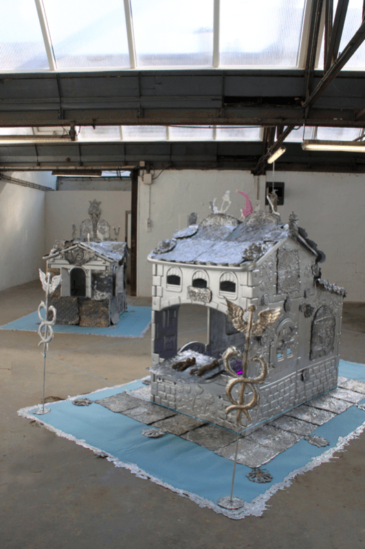 Vue de l'exposition Sourire aux anges de Jean-Baptiste Janisset, Atelier Chiffonnier Dijon. Pièces produites à South Way Studio et à l'Atelier Chiffonnier