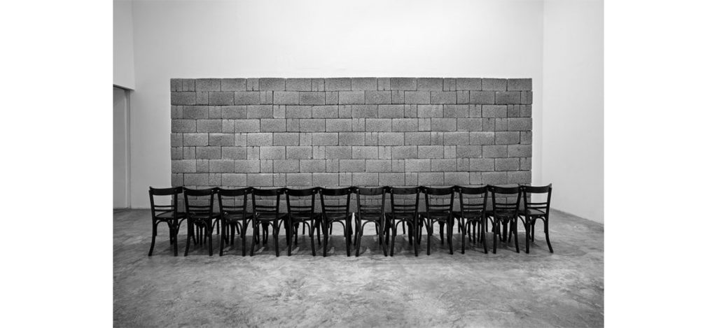 Manolis Baboussis, Sans titre, 2014. Installation chaises, blocs de ciment, 220 x 500 x 95cm.