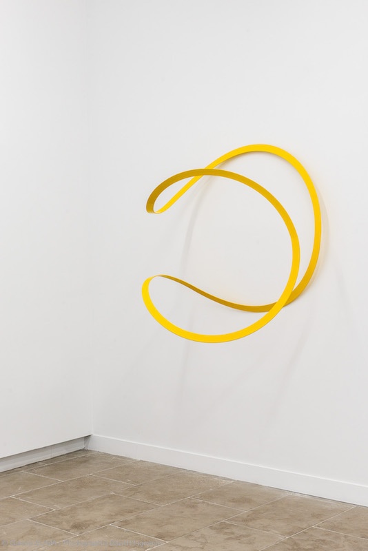 Suzy Lelièvre, 2 pi radian, métal thermolaqué 1 00 x 100 x 1 00 cm. Photo David Huguenin