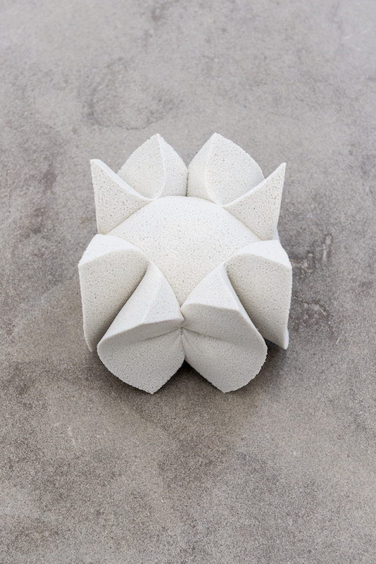 Suzy Lelièvre, Déformations continues #3 , 2014-2019. 9 porcelaines, environ 9 x 9 x 9 cm chaque pièce En collaboration avec Sidonie Lelièvre, tapissier d'ameublement et Pierrick Lacord, céramiste. Photo David Huguenin