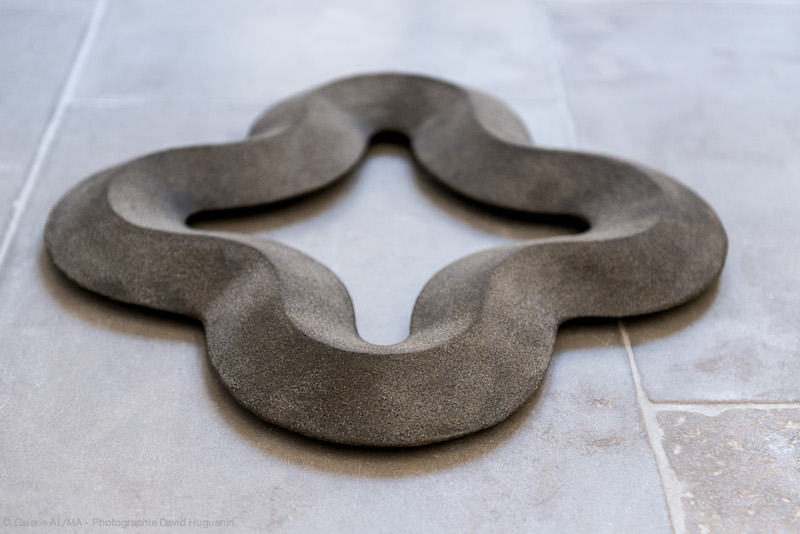 Suzy Lelièvre, Truchet Sand II, 2019. Cire, sable, vibre de verre, métal, 47cm x 47cm x 3cm. Photo David Huguenin
