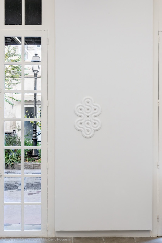 Suzy Lelièvre, Truchet White, 2019. 55cm x 35cm, résine époxy de couleur blanche légèrement translucide. Photo David Huguenin