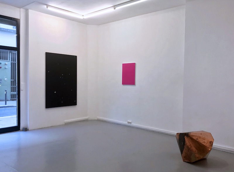 Dimitri Mallet - Paysage, 2020 Huile et acrylique sur toile, 162 x 114 x 3 cm. Dimitri Mallet - Senstive Painting Magenta / White 26°, 2015 Peinture thermochromique sur toile, 65 x 50 cm. Guillaume Gouerou - Icositetrahedron, 2019 Cuivre, 80 x 80 x 80 cm.