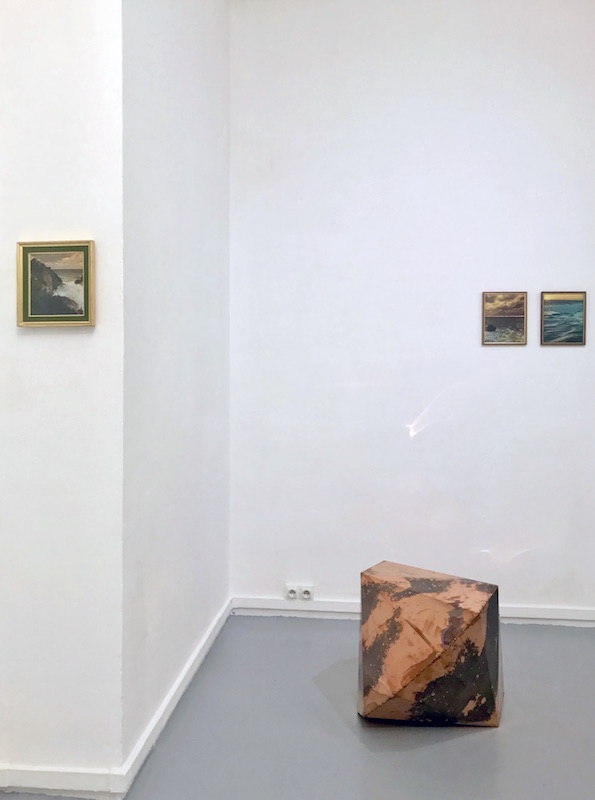 Aurélien Mauplot- Les Impatiences (série des vents), 2016 Crayon gris sur photographie d'archive., 18 x 18,5 cm (24 x 23 cm). Guillaume Gouerou - Icositetrahedron, 2019 Cuivre, 80 x 80 x 80 cm. Aurélien Mauplot - Les Impatiences (série des horizons), 2020 Feuille d'or sur photographie d'archive., 25 x 18,5 cm. (26 x 22 cm). Aurélien Mauplot - Les Impatiences (série des vents), 2016 Crayon gris sur photographie d'archive, 25 x 18,5 cm (24 x 23 cm).