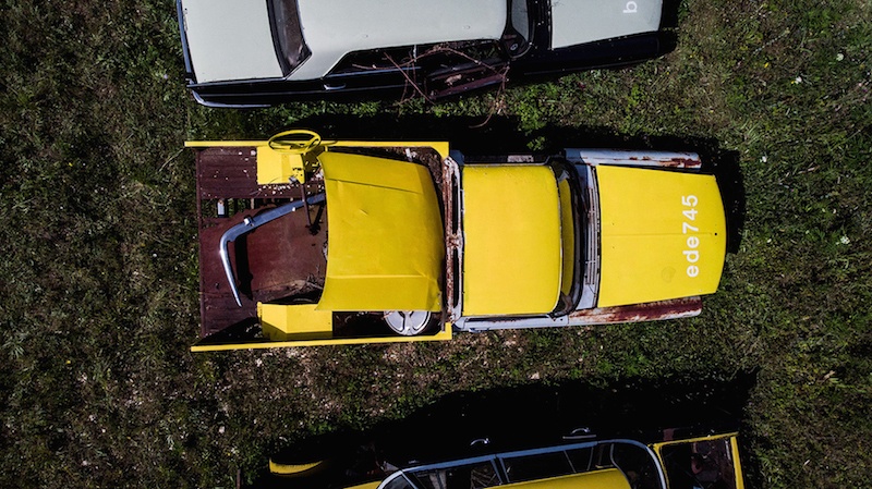 Zoer, Solara - 404 pick up Yellow . ede745, 2019, acrylique sur carrosserie, France © WTF / courtesy zoerism studio