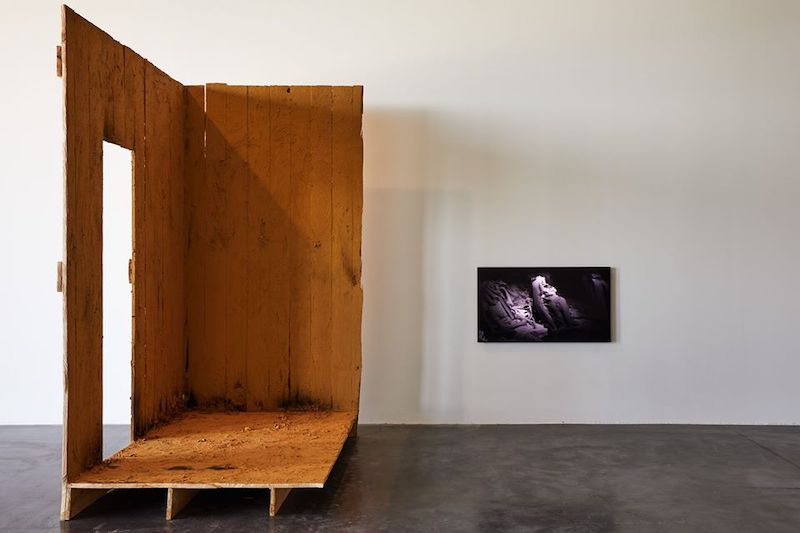 Claude Cattelain, Split Cabin (à gauche) et Eva L'Hoest, Under Automata (à droite) - Vue de l'exposition SIGNAL - espace(s) réciproque(s) Friche la Belle de Mai, Marseille Photo Jean-Christophe Lett