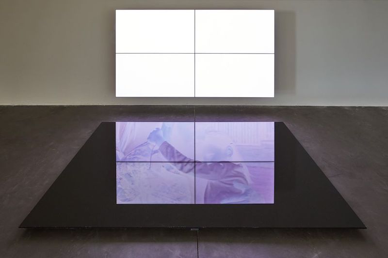 Emmanuel Van der Auwera, Videosculpture XIV (Shudder) - Vue de l'exposition SIGNAL - espace(s) réciproque(s) Friche la Belle de Mai, Marseille Photo Jean-Christophe Lett