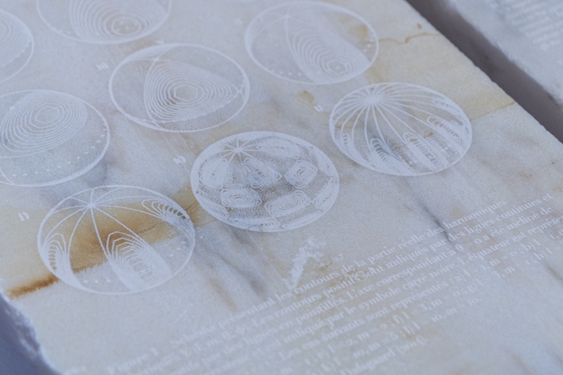 Léo Fourdrinier, Delta Marble Record (detail), 2020, Marbre, verre, acier – 140 x 80 x 74 cm