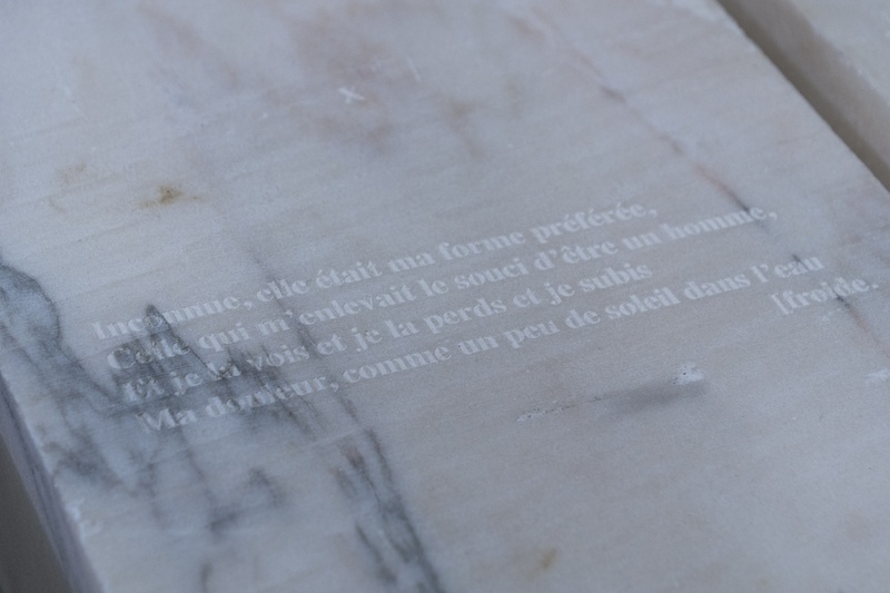 Léo Fourdrinier, Delta Marble Record (detail), 2020, Marbre, verre, acier – 140 x 80 x 74 cm