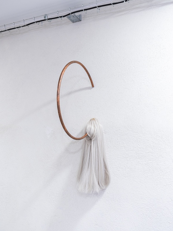 Léo Fourdrinier, Radio Silence, 2020, Cheveux sythétiques, cuivre – 20 x 70 x 45 cm