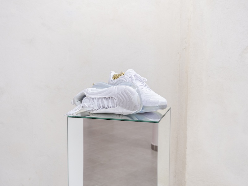 Léo Fourdrinier, Go Tell Fire to the Mountain, 2020, Nike AirMax 720, clous tapissiers laitonnés, miroirs – 32 x 114 x 29 cm