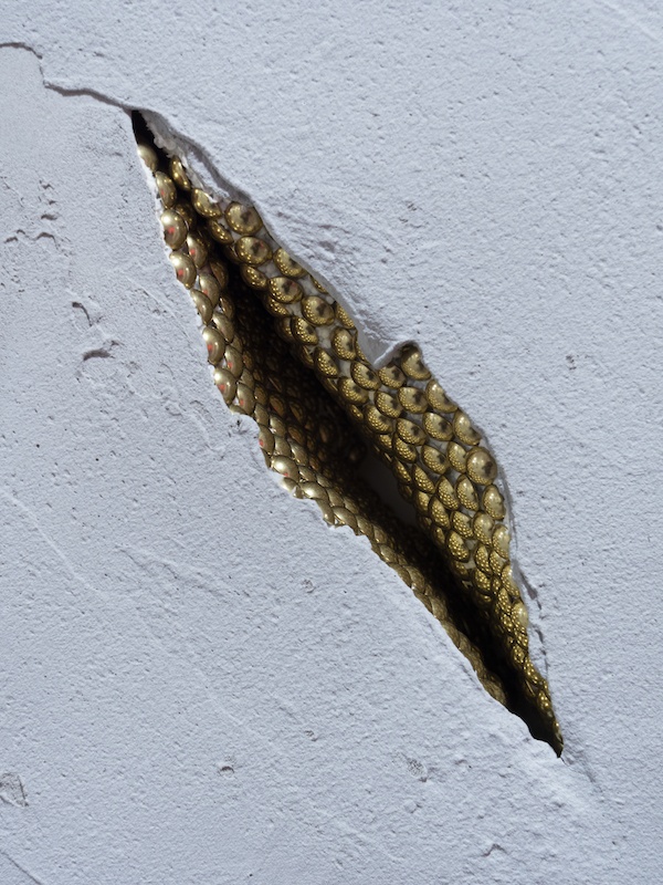 Léo Fourdrinier, Light Through the Veins (série) (detail), 2020, Béton, clous tapissiers laitonnés, bois, polyester extrudé, – 25 x 34 x 10 cm (chacun)