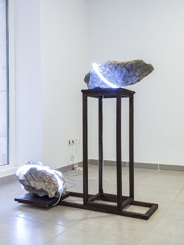 Léo Fourdrinier, Collision (In Solitude of Memory) (detail), 2019, Roche calcaire, led, bois, prise jack – dimensions variables