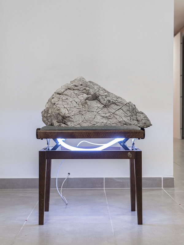 Léo Fourdrinier, Collision (In Solitude of Memory) (detail), 2019, Roche calcaire, led, bois, prise jack – dimensions variables