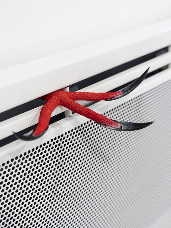 Léo Fourdrinier, I Feel Alive and the world I’ll Turn it Inside Out, Yeah (detail), 2020, Etoile de mer peinte, faux ongles, radiateur – 68 x 44 x 24 cm