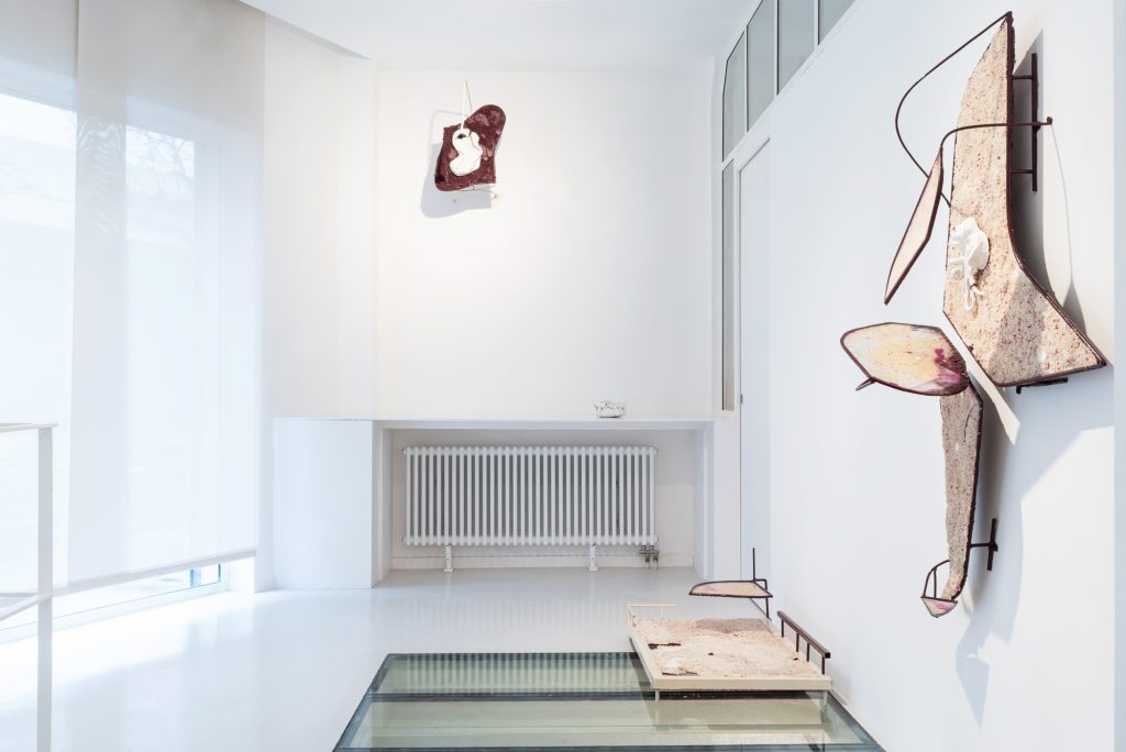 Vue d'exposition Rose Button, de Romain Vicari Placement Produit, Aubervilliers. Photo Adrien Thibault