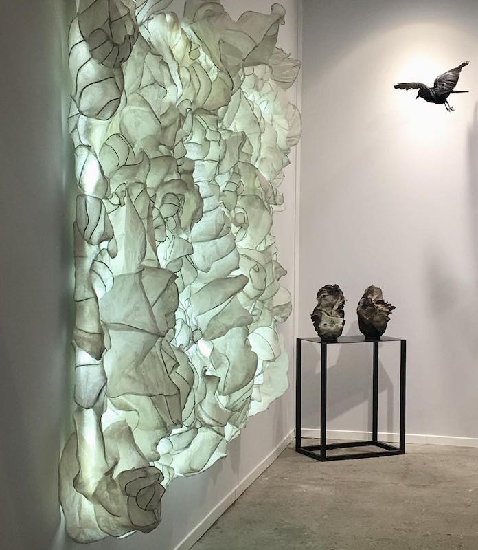 Flo Arnold, Art Paris 2019 "Histoire de Vie", Installation, papier Wenzhou papier ciré, armature en laiton gainé, Led 200 x 290 cm, 2019 © Loo & Lou Gallery
